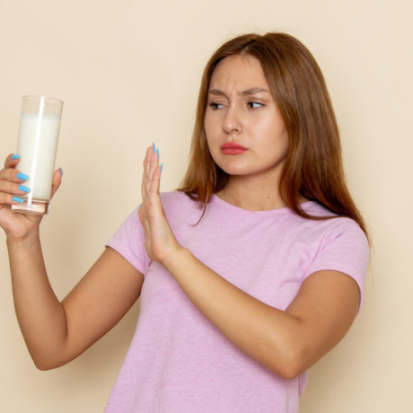 Intolérance au lactose : 9 symptômes pour la reconnaître et la liste des aliment