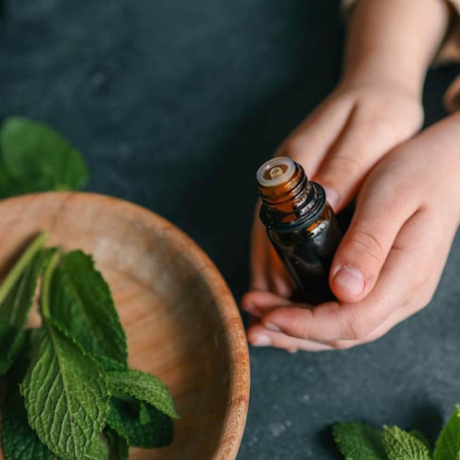 Huile essentielle de menthe poivrée : bienfaits et son utilisation Huile essentielle de menthe poivrée : bienfaits et son utilisation
