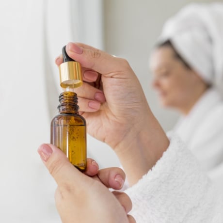 Huile essentielle d’Hélichryse : l'astuce contre les bleus et les rides.