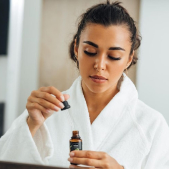 Huile essentielle de camomille romaine : ses bienfaits sur le stress, le sommeil