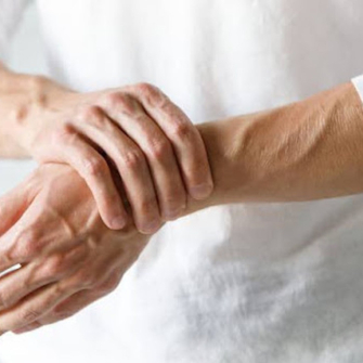 Arthrose de la main : symptômes, causes et solutions pour soulager la douleur