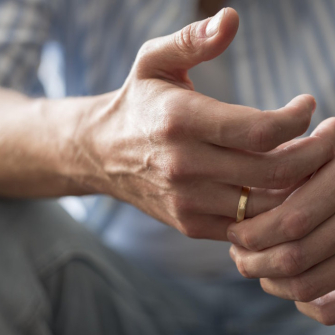 Arthrose du pouce (rhizarthrose) : symptômes, causes et solutions