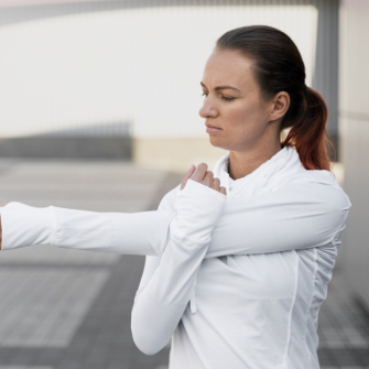 Étirement de l’épaule : quand, comment et quels sont les meilleurs exercices