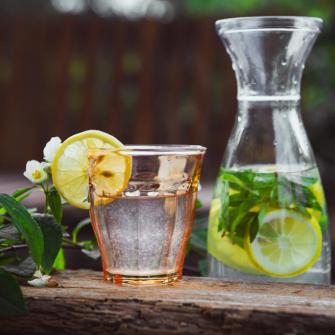 Eau aromatisée : 10 recettes maison pour une hydratation gourmande