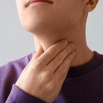 Quels sont les symptômes et les causes de l’hyperthyroïdie ?