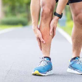 Périostite tibiale : causes, symptômes et solutions pour la soigner