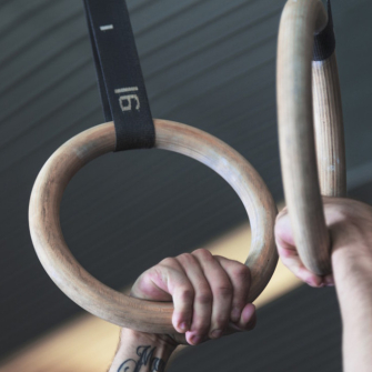 S'entraîner en musculation avec des anneaux de gymnastique