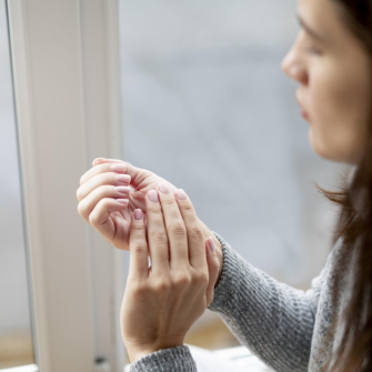 Ongles cassants : causes et solutions pour les renforcer