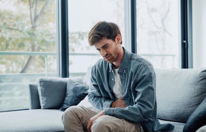 Douleur au ventre du côté droit : quand faut-il s’inquiéter ?