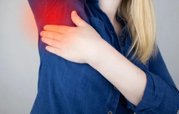 Tendinite sous les aisselles : symptômes, causes et solutions pour comprendre 