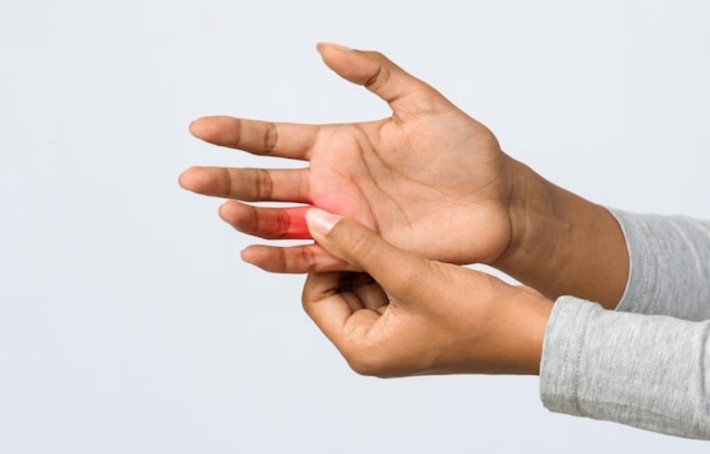 Douleur à l’articulation d’un doigt : causes, symptômes et solutions efficaces