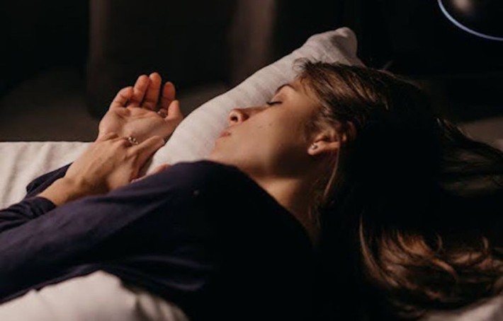 Sueurs nocturnes : Quelles sont les causes fréquentes et les solutions ?