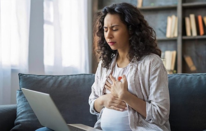 Douleur à la poitrine : règles ou grossesse, comment faire la différence ?