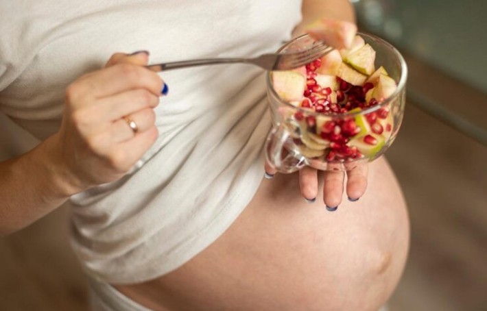Quels sont les 3 fruits à éviter pendant la grossesse ?