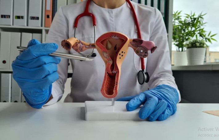 Saignement d'implantation : comment le reconnaître et le différencier des règles