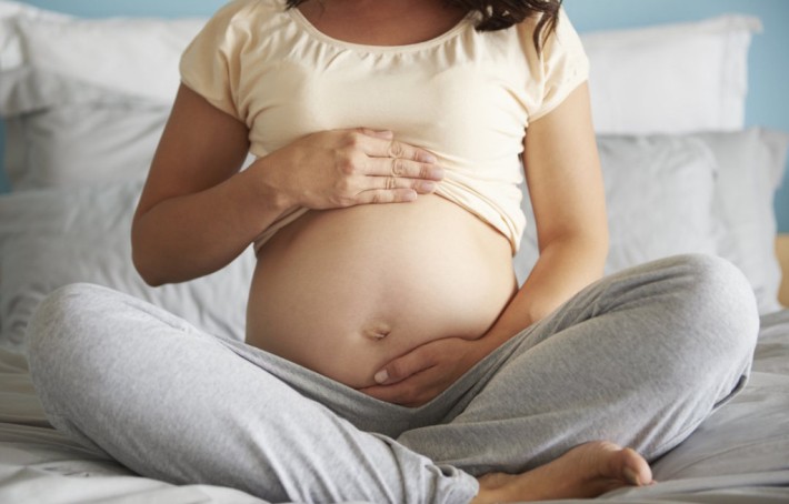 Ventre de femme enceinte : évolution, douleurs et conseils pour en prendre soin