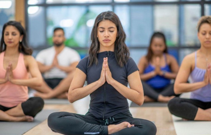 Le yoga : les différents types, les bienfaits et comment débuter.