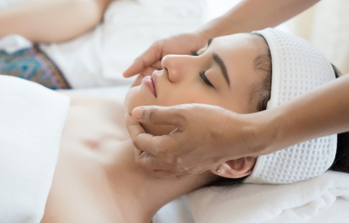 Drainage lymphatique du visage : bienfaits et auto-massage