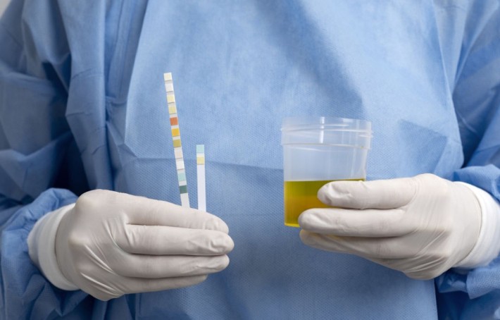 Urine mousseuse : quelles sont les causes et quand faut-il s'inquiéter ?