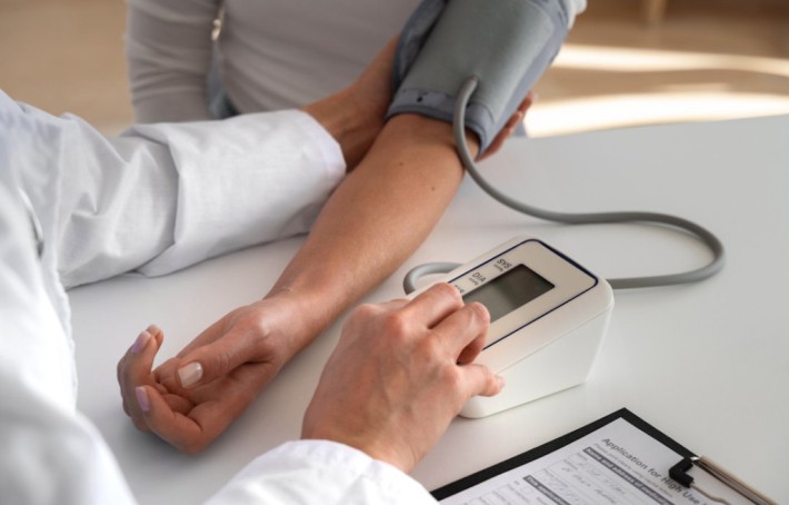 Hypotension : symptômes, causes et que faire en cas de tension basse