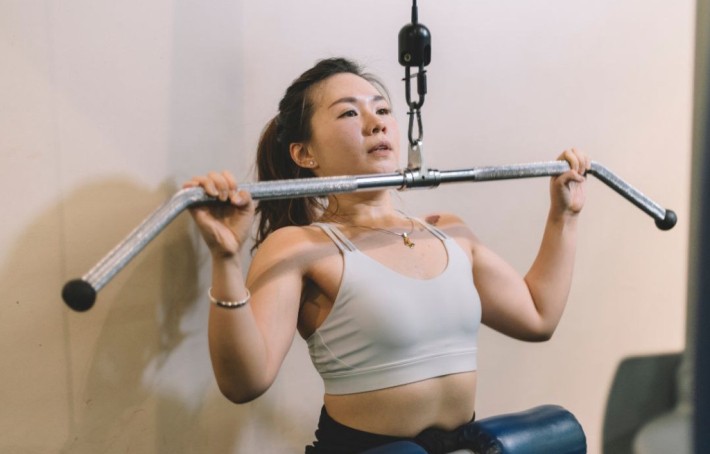 Tirage vertical : L'exercice clé pour un dos large et puissant