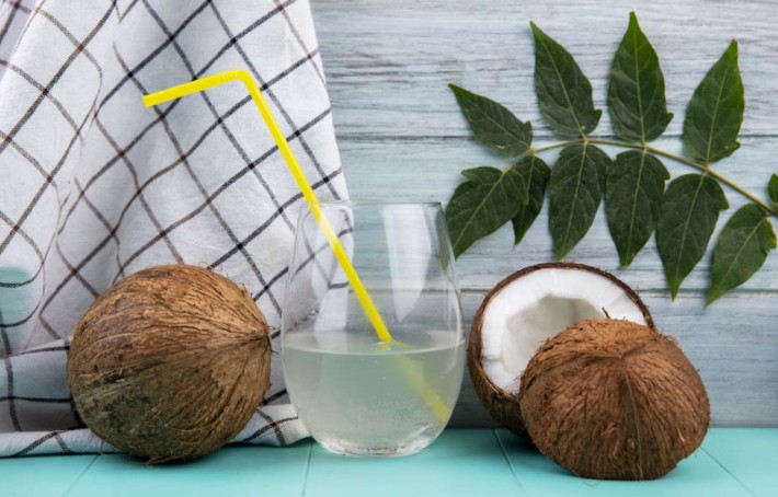 Eau de coco bienfaits : ce que ce fruit a vraiment dans le ventre