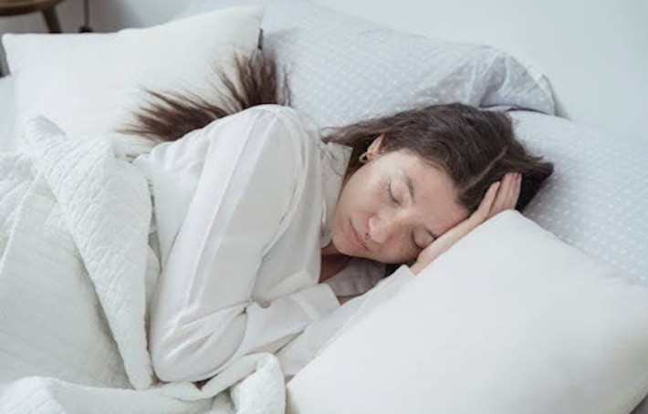 Myoclonie du sommeil : comprendre et gérer ces sursauts nocturnes