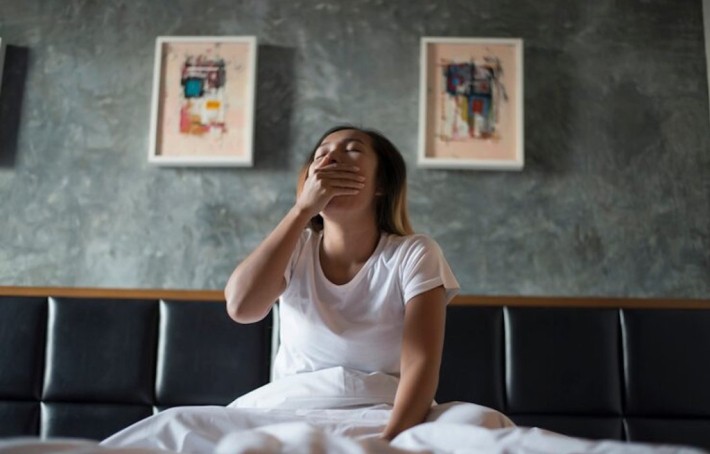 Impossible de dormir tellement je tousse la nuit : causes et solutions