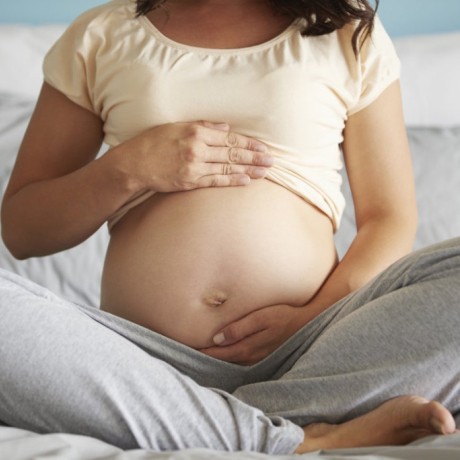Ventre de femme enceinte : évolution, douleurs et conseils pour en prendre soin