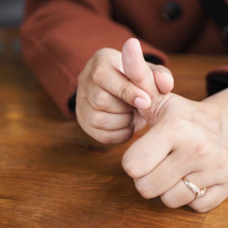 Entorse au doigt : causes, symptômes et traitements