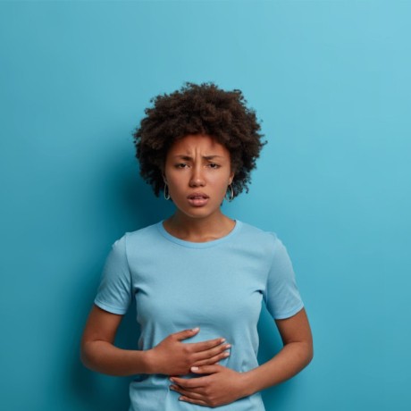 Douleur à l'estomac : 10 causes possibles et quand consulter ?