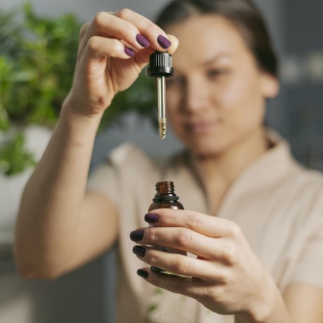 Huile essentielle de Tea Tree (arbre à thé) : 10 utilisations et bienfaits
