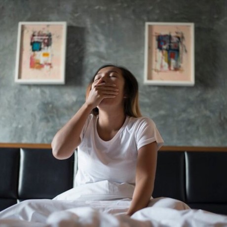 Impossible de dormir tellement je tousse la nuit : causes et solutions