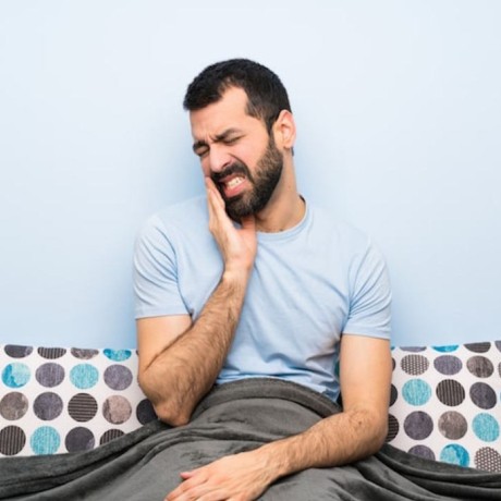 Mal de dent impossible de dormir : que faire quand la douleur s’invite la nuit